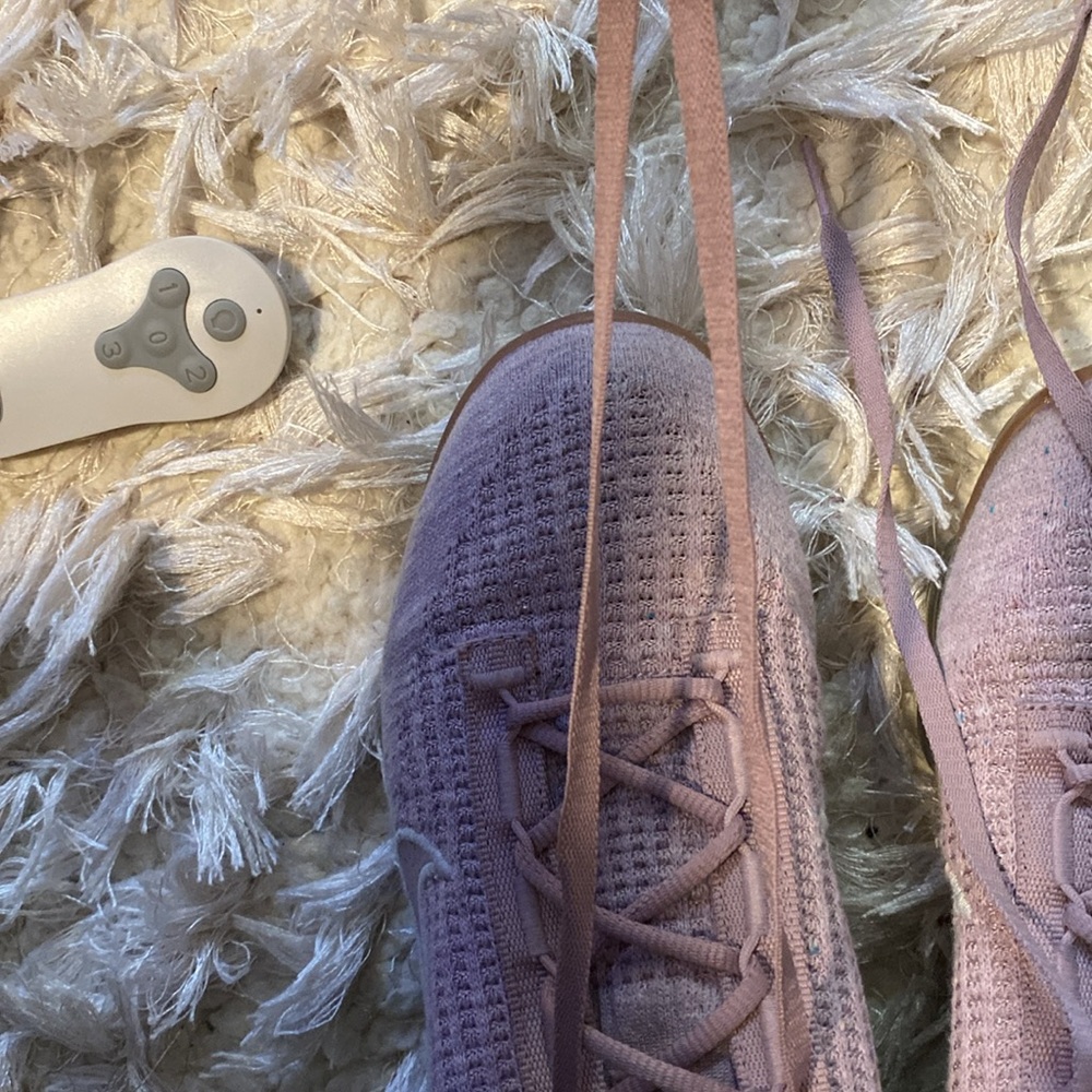 Nike Vapormax Purple Athletic Shoes with Knitted Fabric and Low-Top Design - Picture 4 of 5